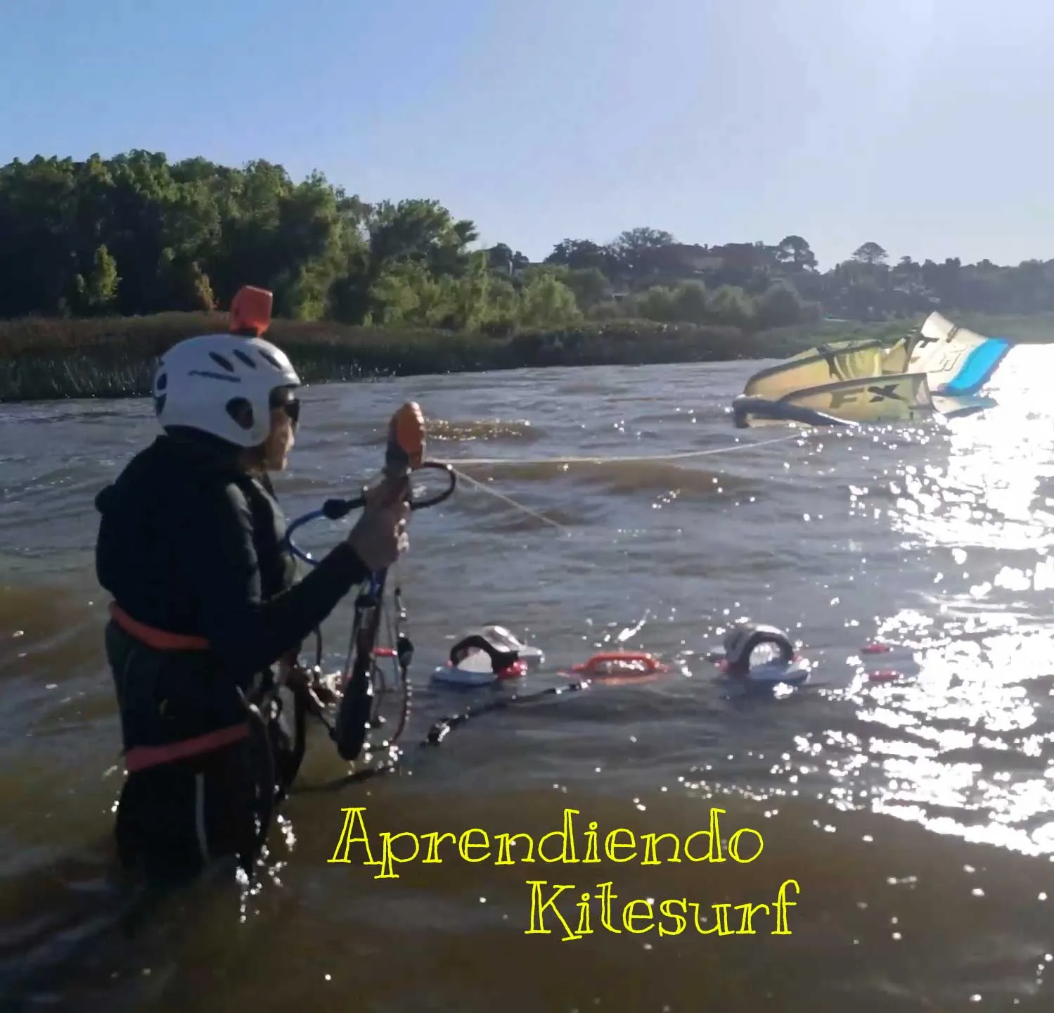 Persona en el agua con un kite realizando la maniobra de autorrescate
