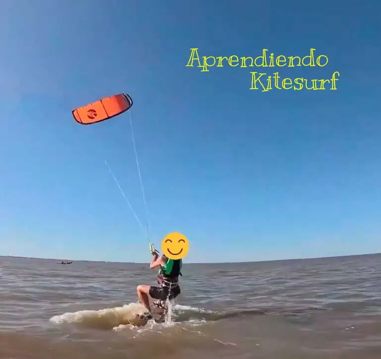 Persona aprendiendo kitesurf